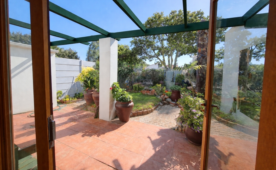To Let 3 Bedroom Property for Rent in Sunridge Western Cape